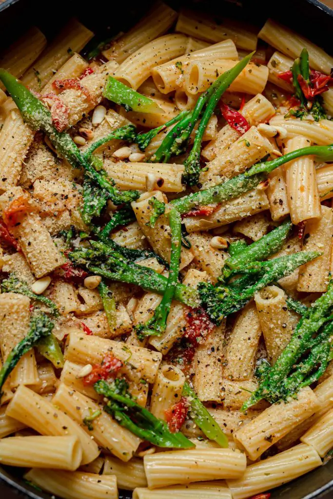 15 Minute Simple Garlic Pasta - easy vegan work lunch ideas
